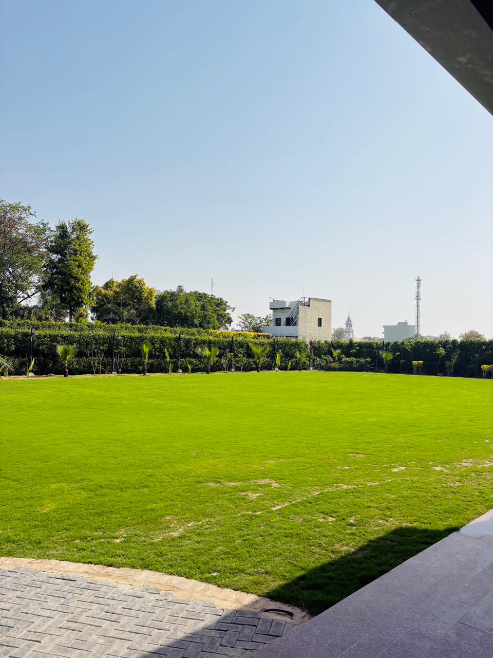 Wide lawn